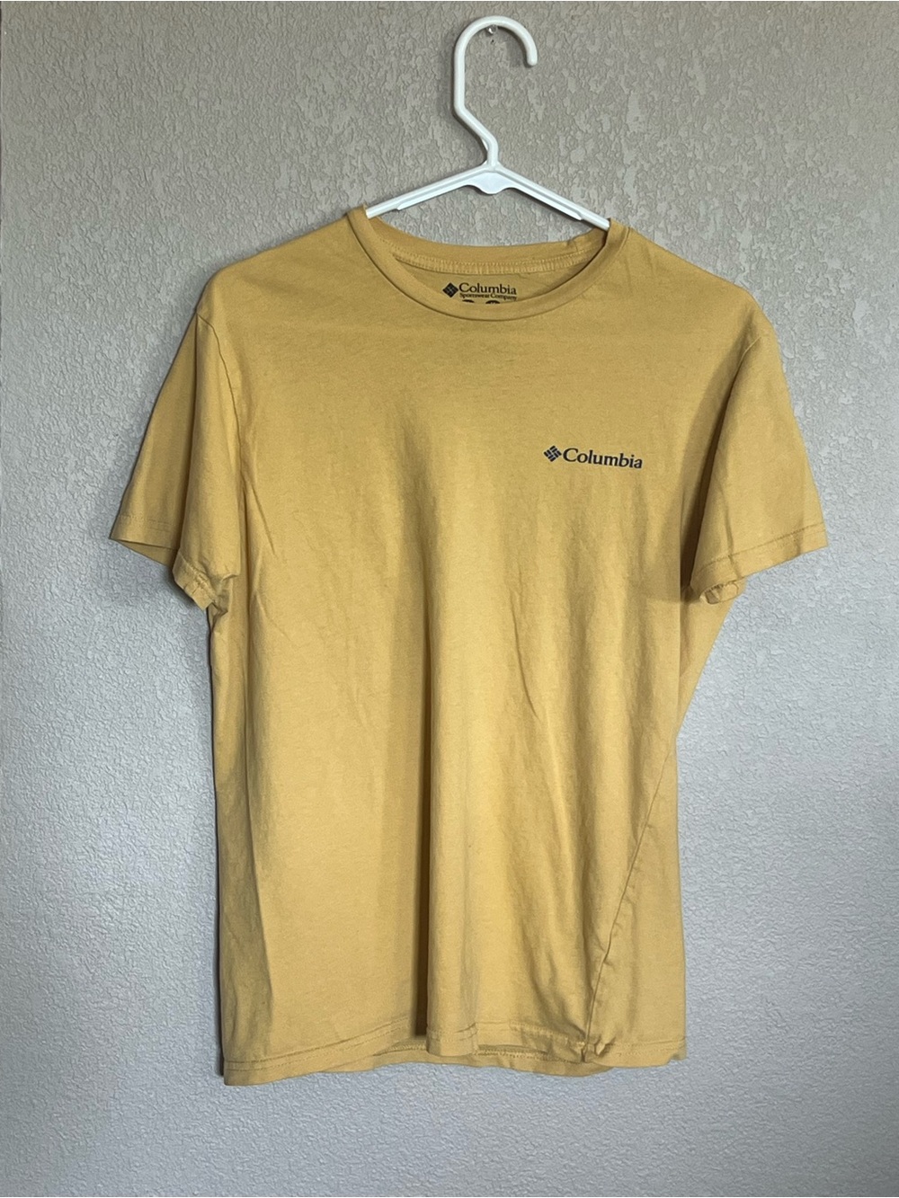 Columbia Men's Short Sleeve T-Shirt size medium pale yellow